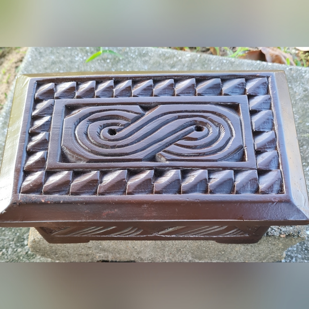 Hand Carved Jewelry box - Picture 7 of 7
